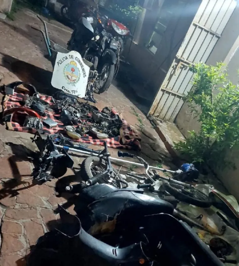 DOS DELINCUENTES SORPRENDIDOS EN PLENO DESARME DE MOTOS ROBADAS