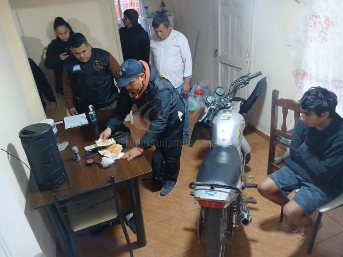 FUERON A BUSCAR UNA MOTO ROBADA Y HALLARON MARIHUANA Y COCAÍNA