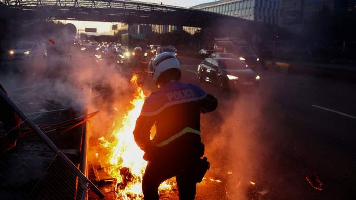 TENSIÓN EN FRANCIA: BLOQUEOS EN AUTOPISTAS Y MÁS DE 200 DETENIDOS