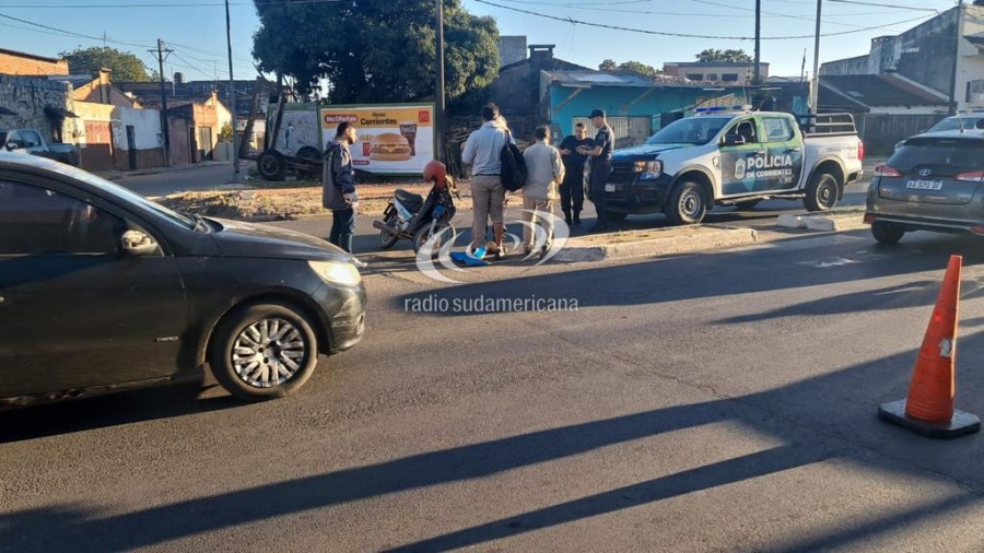 GIRÓ EN “U” Y UNA MOTO IMPACTÓ CONTRA SU AUTO: “VENÍAN RÁPIDO”